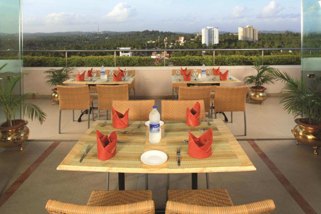 Windsor Rajadhani Hotel Thiruvananthapuram Esterno foto