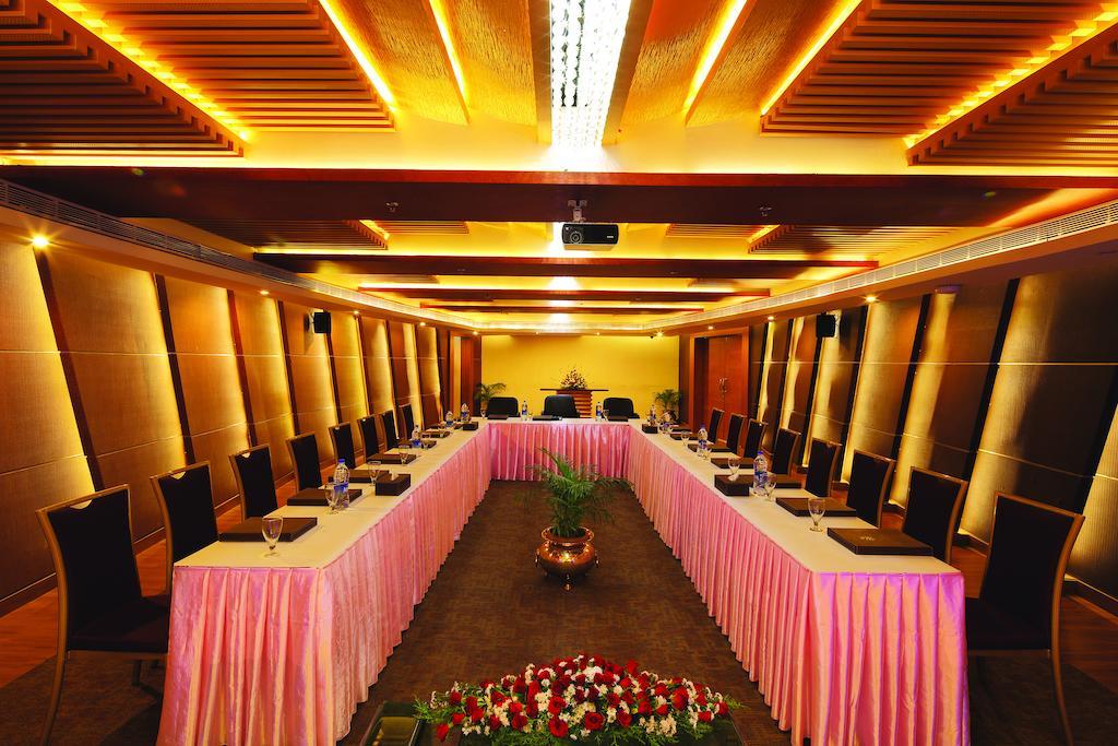 Windsor Rajadhani Hotel Thiruvananthapuram Esterno foto