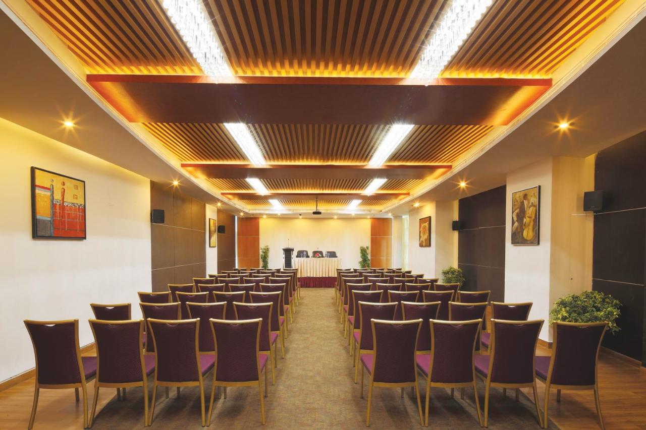 Windsor Rajadhani Hotel Thiruvananthapuram Esterno foto
