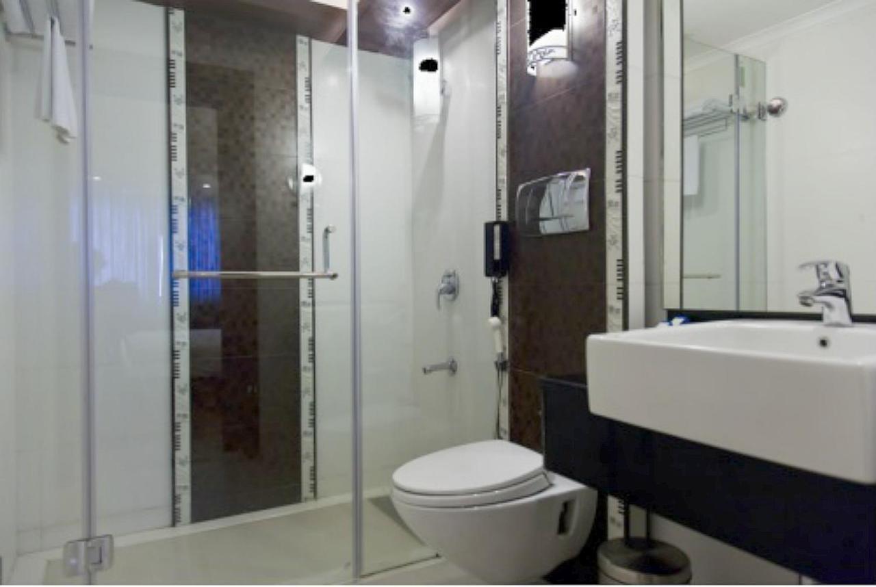 Windsor Rajadhani Hotel Thiruvananthapuram Esterno foto