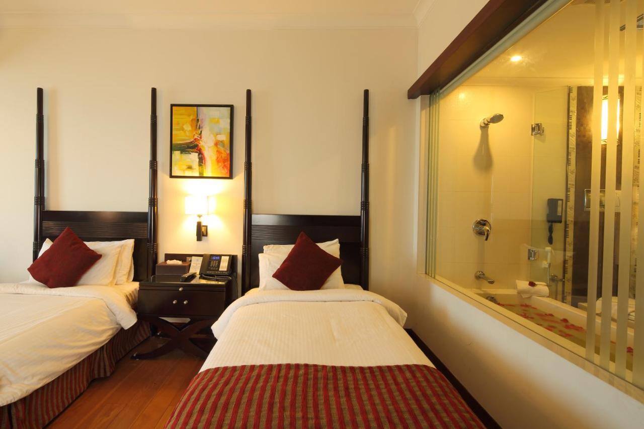 Windsor Rajadhani Hotel Thiruvananthapuram Esterno foto